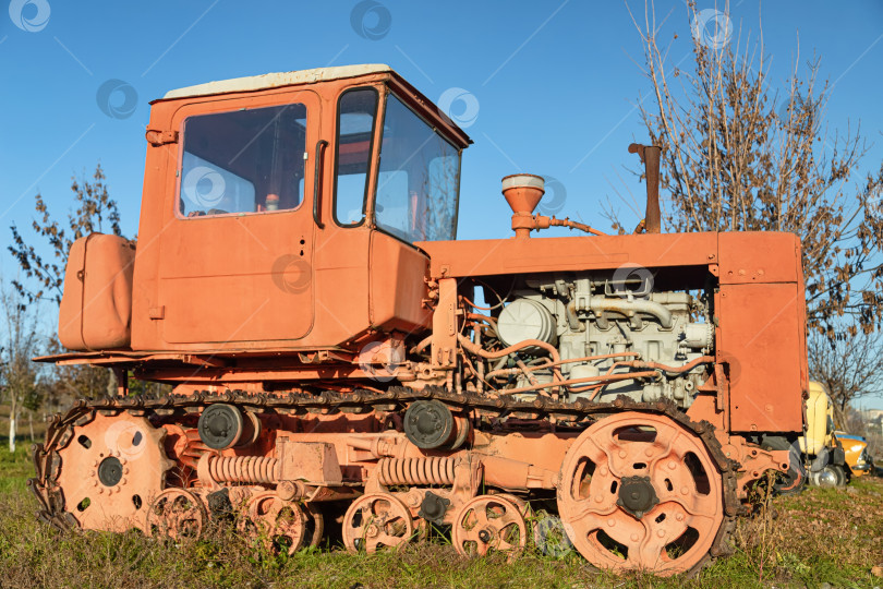 Скачать Старый гусеничный сельскохозяйственный трактор красного цвета производства СССР фотосток Ozero