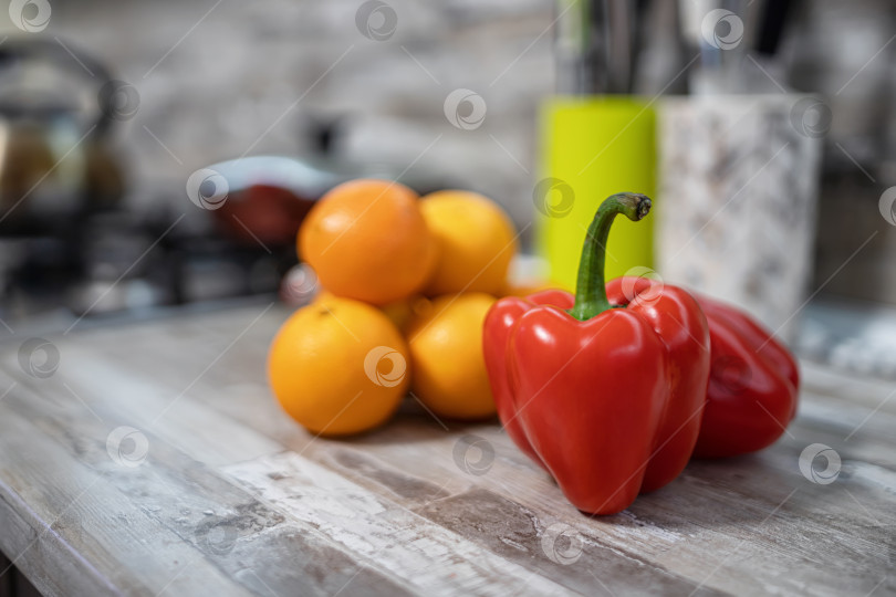 Скачать Свежие фрукты и овощи лежат на деревянной кухонной столешнице фотосток Ozero