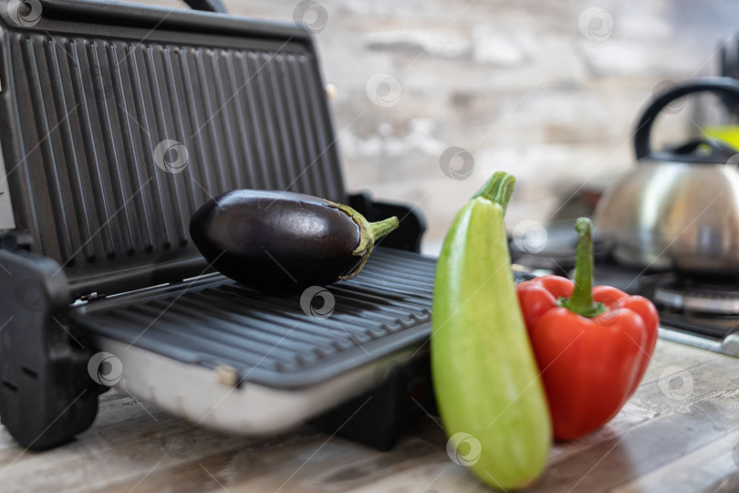 Скачать Правильное питание - это просто: овощи на гриле на кухне фотосток Ozero