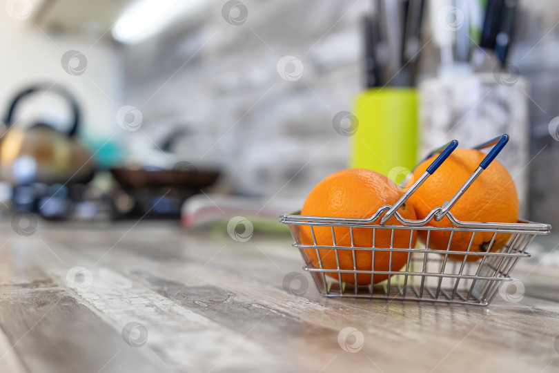 Скачать Концепция: быстрая доставка свежих фруктов из магазина на вашу кухню фотосток Ozero