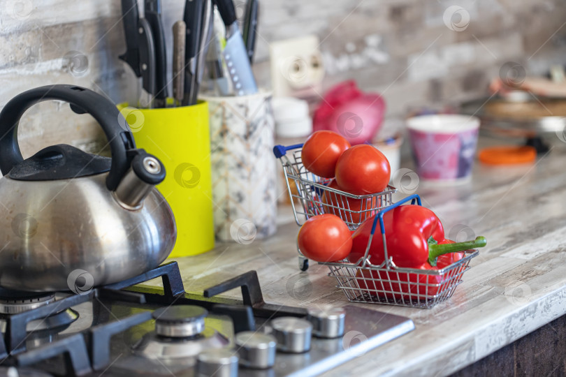Скачать Концепция: быстрая доставка свежих овощей из магазина на вашу кухню фотосток Ozero