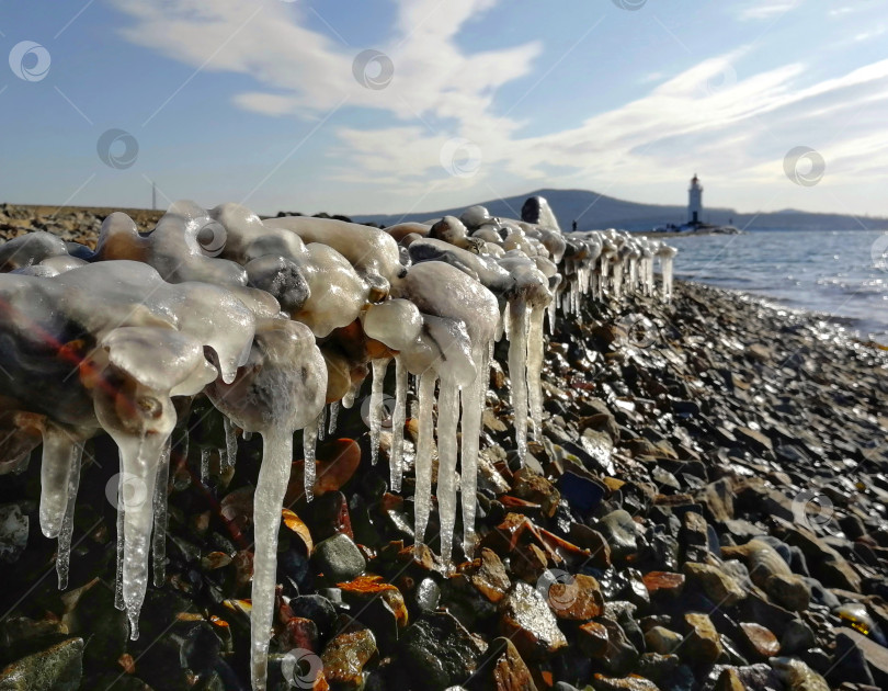 Скачать Сосульки на каменистом морском берегу фотосток Ozero