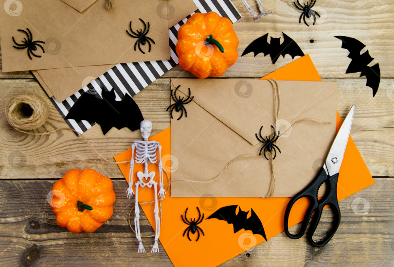Скачать Концепция счастливого праздника Хэллоуин. Украшения для Хэллоуина, летучие мыши, скелет на оранжевом фоне. фотосток Ozero