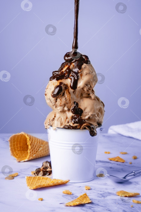 Скачать Шоколадное мороженое с сиропом в белом ведерке фотосток Ozero