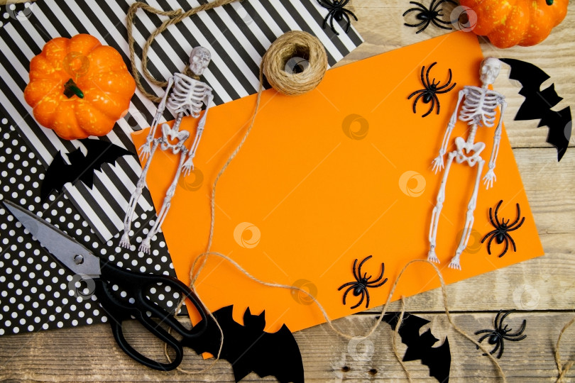 Скачать Концепция счастливого праздника Хэллоуин. Украшения для Хэллоуина, летучие мыши, скелет на оранжевом фоне. фотосток Ozero