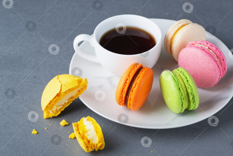 Скачать Разноцветное миндальное печенье и кофе фотосток Ozero