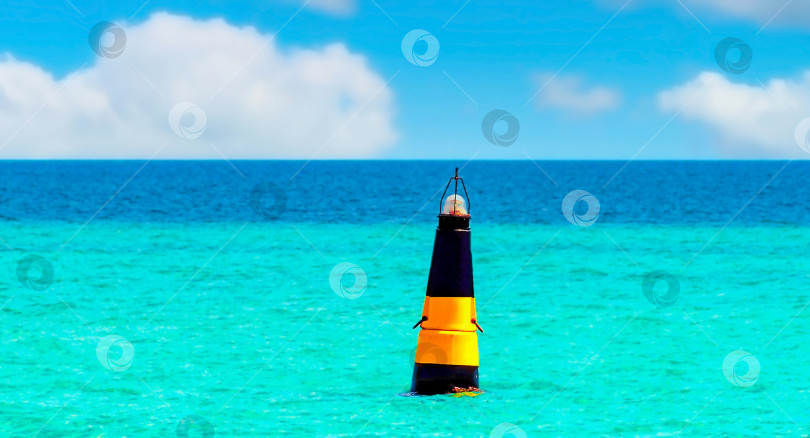Скачать Желтый и черный навигационный плавучий буй в море в выборочном фокусе. фотосток Ozero