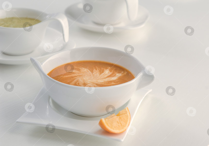 Скачать разотрите суп в пюре в белой чашке фотосток Ozero