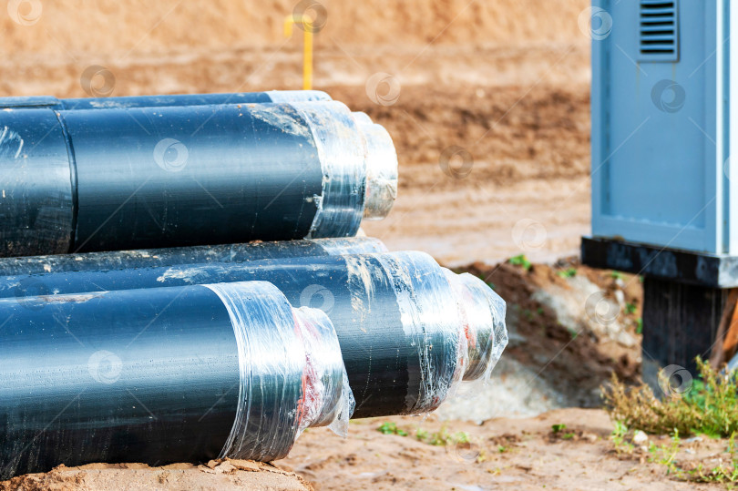 Скачать Композитные канализационные трубы или водопроводные трубы для подвода инженерных коммуникаций на строительной площадке. фотосток Ozero