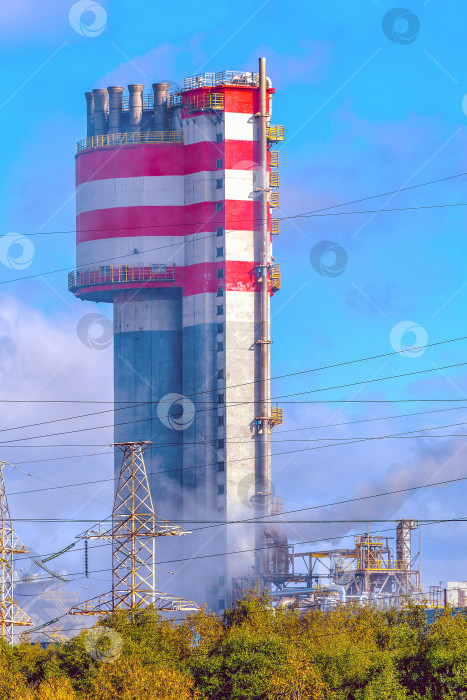 Скачать Башня с красными и белыми полосами химического завода. фотосток Ozero
