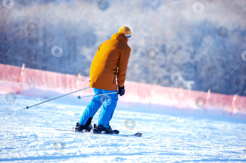 Скачать Начинающий лыжник катается на горных лыжах в высокогорье. Катание на лыжах, тренировка в школе экстремальных видов спорта. фотосток Ozero