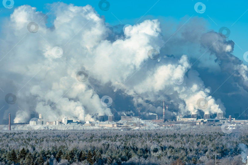 Скачать Загрязнение воздуха из дымоходов сталелитейных заводов. Разрушение озонового слоя атмосферы, выброс ядовитого дыма, экологическая катастрофа зимой. фотосток Ozero