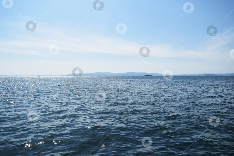 Скачать Японское море и корабли вдалеке на горизонте на a b фотосток Ozero