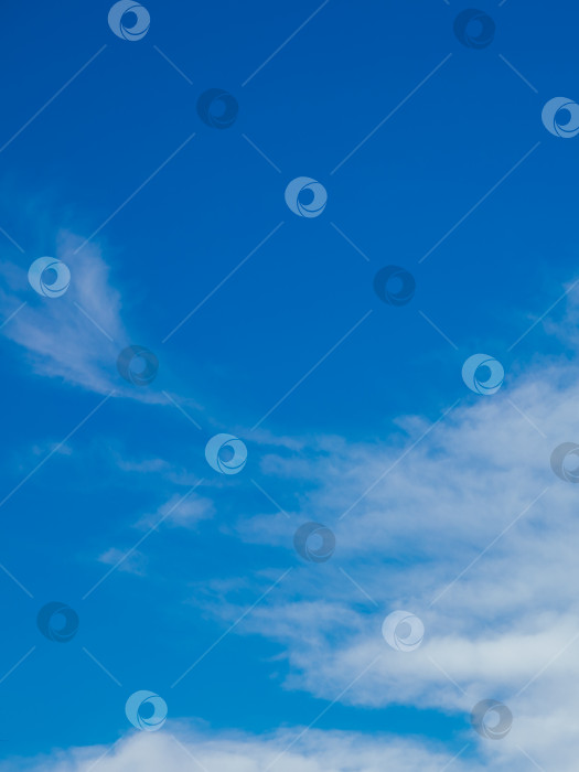 Скачать Белое воздушное облако на фоне голубого неба. Ясный день и хорошая погода. Ярко светит солнце. фотосток Ozero