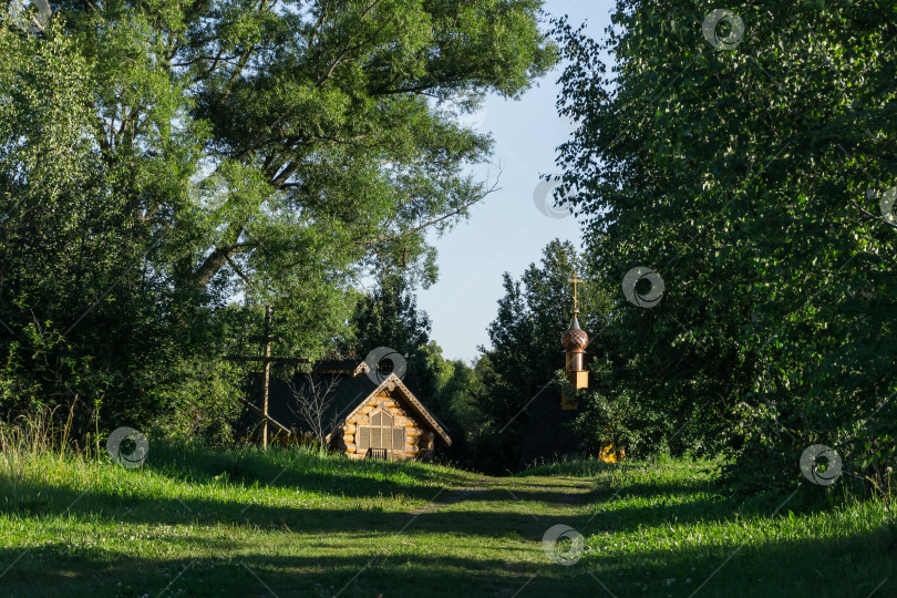 Скачать Православная часовня в лесу фотосток Ozero
