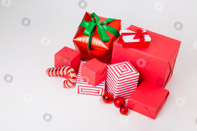 Скачать красные подарочные коробки на белом фоне. Рождественская концепция, текстовое пространство фотосток Ozero