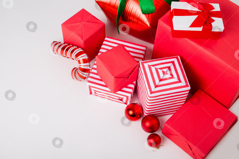 Скачать красные подарочные коробки на белом фоне. Рождественская концепция, текстовое пространство фотосток Ozero