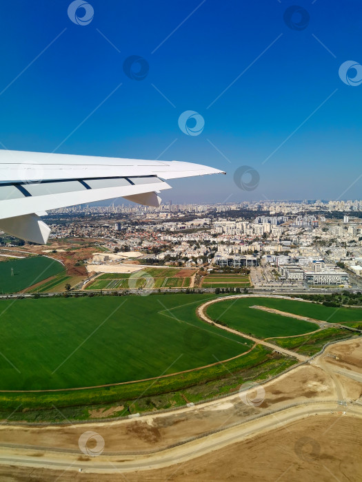 Скачать Вид сверху на город из иллюминатора фотосток Ozero