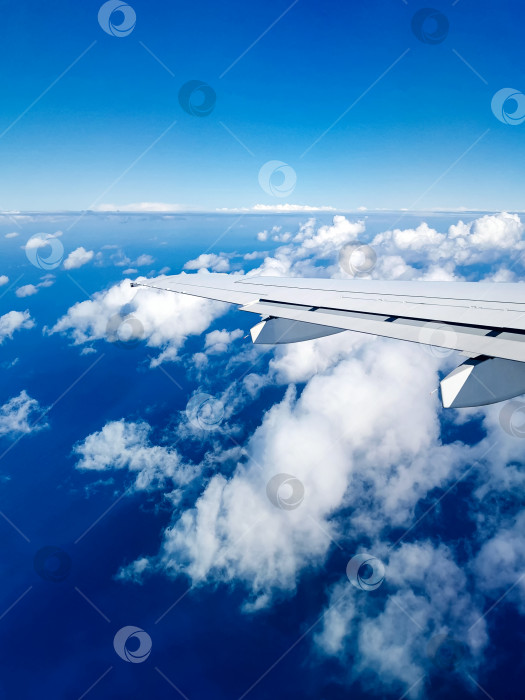 Скачать Облачное небо из иллюминатора фотосток Ozero