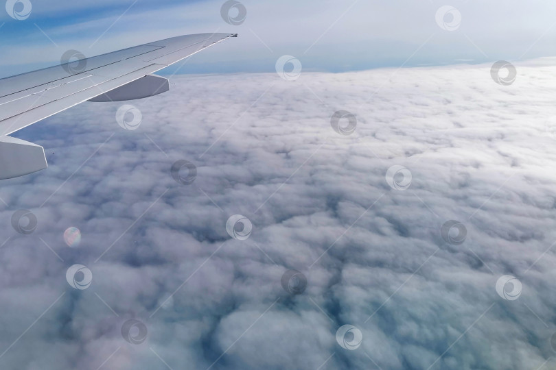 Скачать Вид с высоты птичьего полета из иллюминатора фотосток Ozero