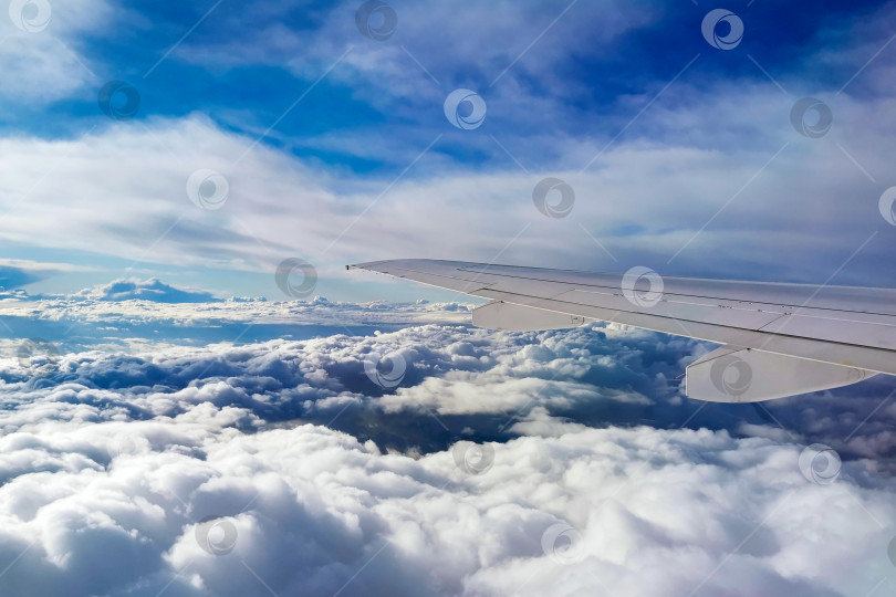 Скачать Облачное небо из иллюминатора фотосток Ozero