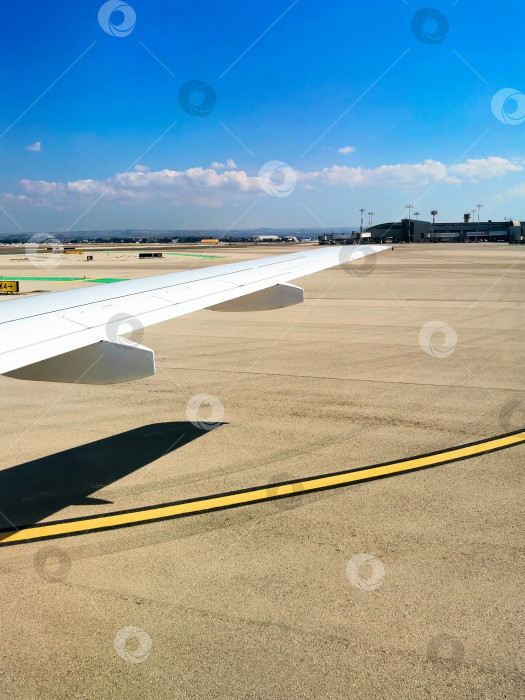 Скачать Вид из иллюминатора взлетно-посадочной полосы фотосток Ozero