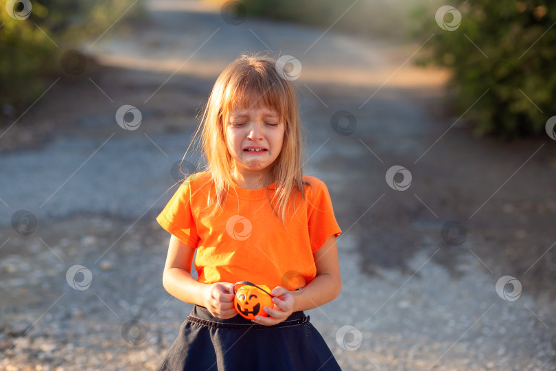 Скачать Маленькая девочка плачет, что ей подарили немного конфет на Хэллоуин фотосток Ozero