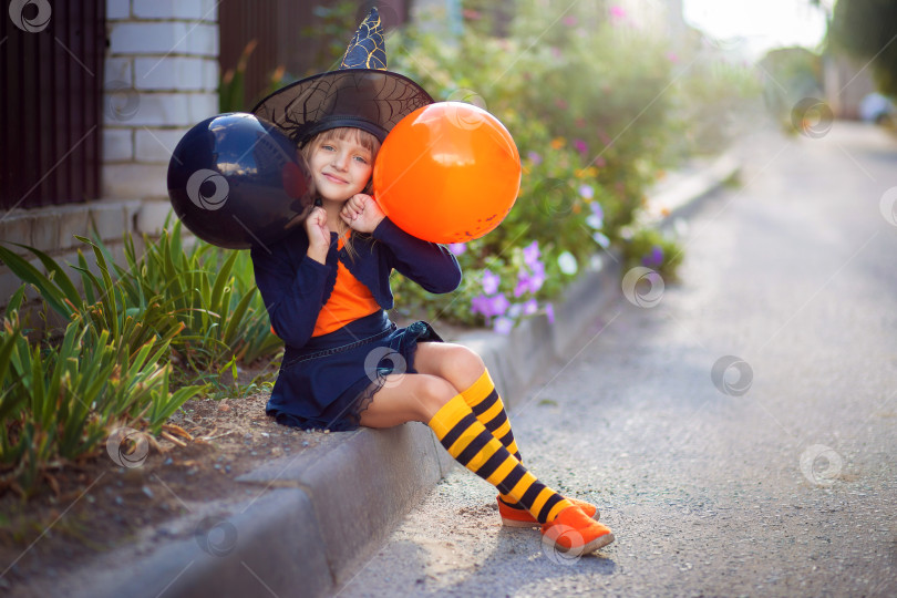 Скачать Маленькая девочка в костюме ведьмы на Хэллоуин фотосток Ozero