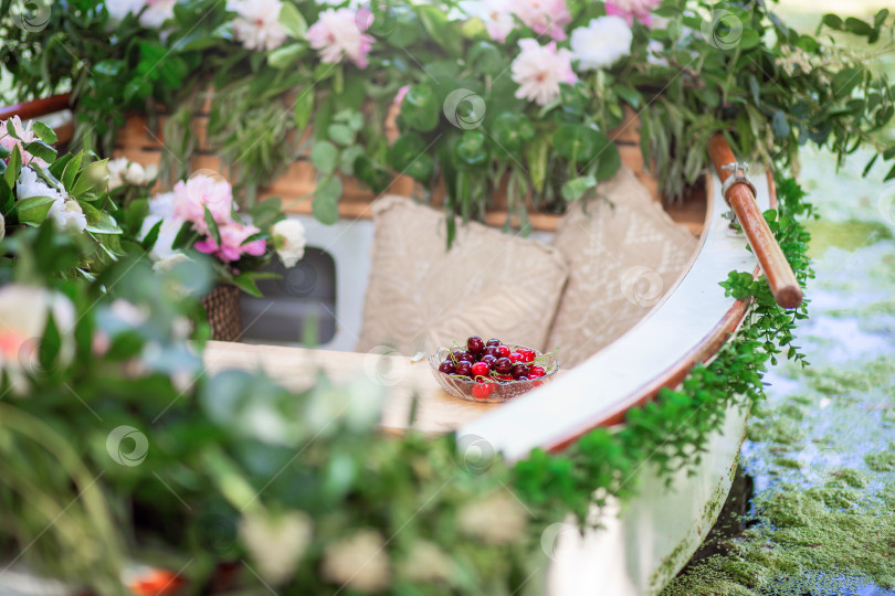 Скачать Красивая белая лодка, украшенная цветами, для фотосессий и романтических прогулок фотосток Ozero