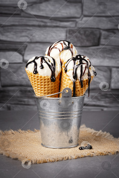 Скачать Мороженое в вафельном стаканчике с шоколадной глазурью фотосток Ozero