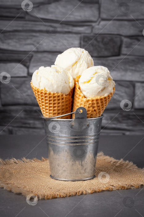 Скачать Шариочек ванильного мороженого с рожком на сером фоне фотосток Ozero