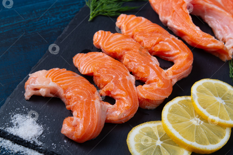 Скачать Лосось. Свежее сырое филе лосося с кулинарными ингредиентами, ч фотосток Ozero