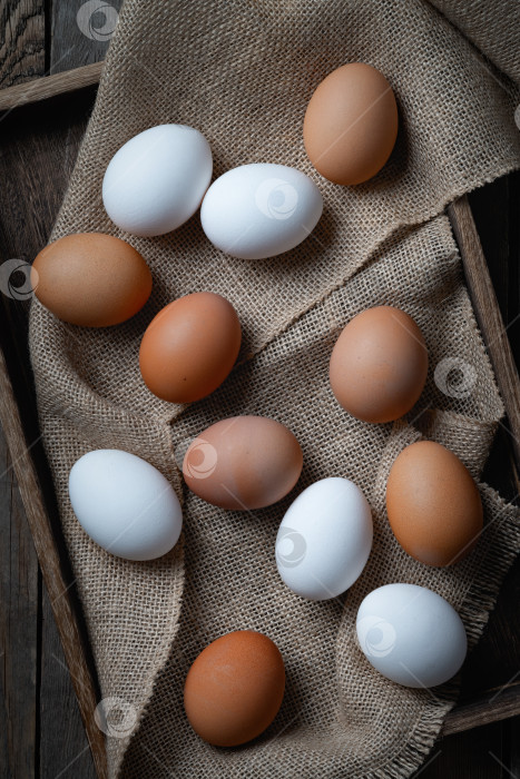 Скачать Свежие яйца в коробке на деревянном столе. фотосток Ozero