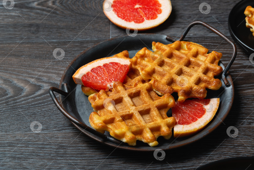 Скачать Завтрак из вафель с грейпфрутом на деревянном столе фотосток Ozero