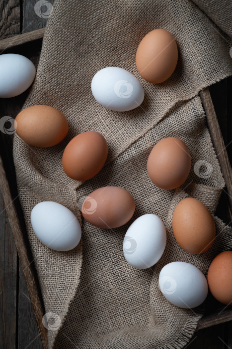 Скачать Свежие яйца в коробке на старом деревянном столе. фотосток Ozero