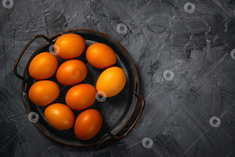 Скачать Яйца в старой металлической тарелке на сером фоне фотосток Ozero