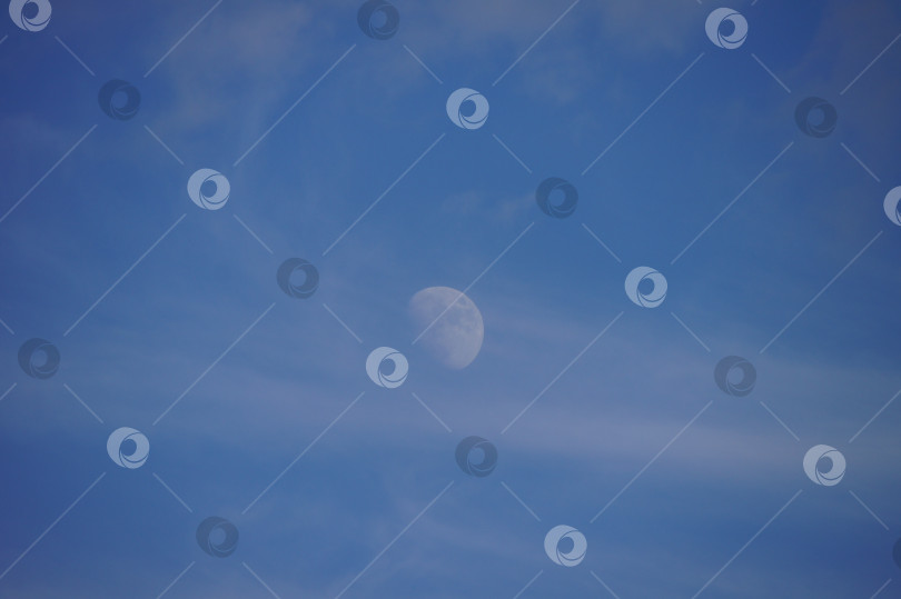 Скачать Луна днем в синеве неба фотосток Ozero