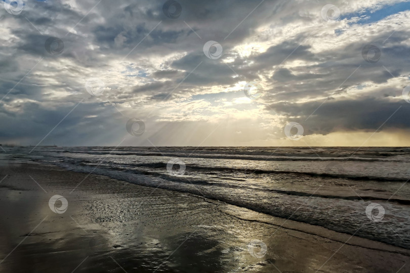 Скачать Морской пейзаж. Драматический закат фотосток Ozero