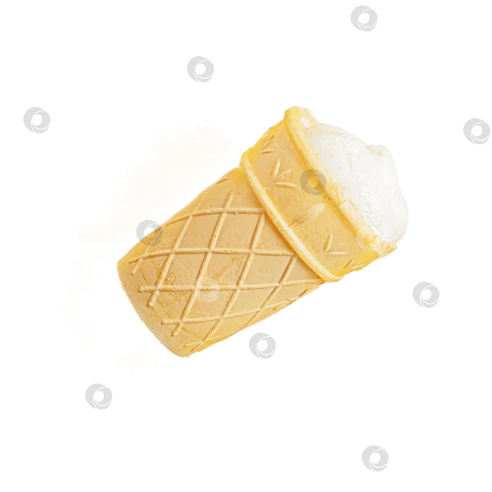 Скачать Ванильное мороженое в вафельном стаканчике, выделенное на белом фоне фотосток Ozero