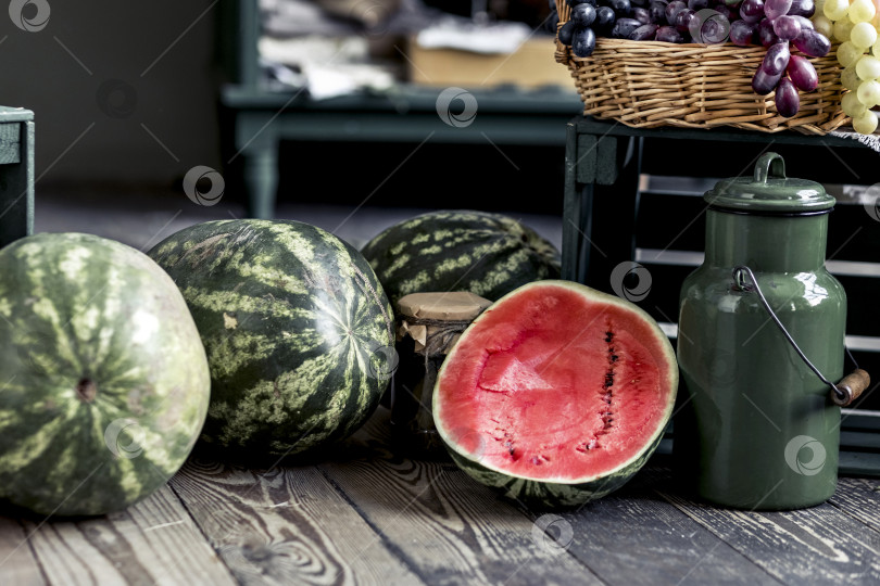 Скачать Банки с вкусными маринованными овощами на полу. фотосток Ozero