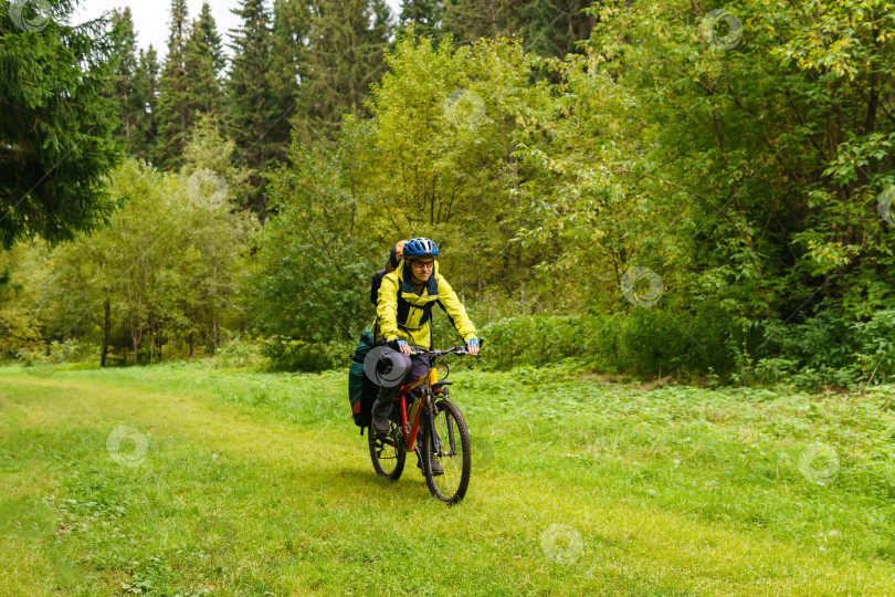 Скачать велосипедный турист в осеннем лесу фотосток Ozero