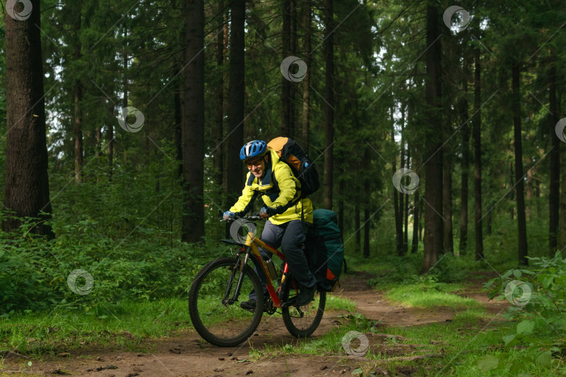 Скачать велосипедист-турист в осеннем лесу фотосток Ozero