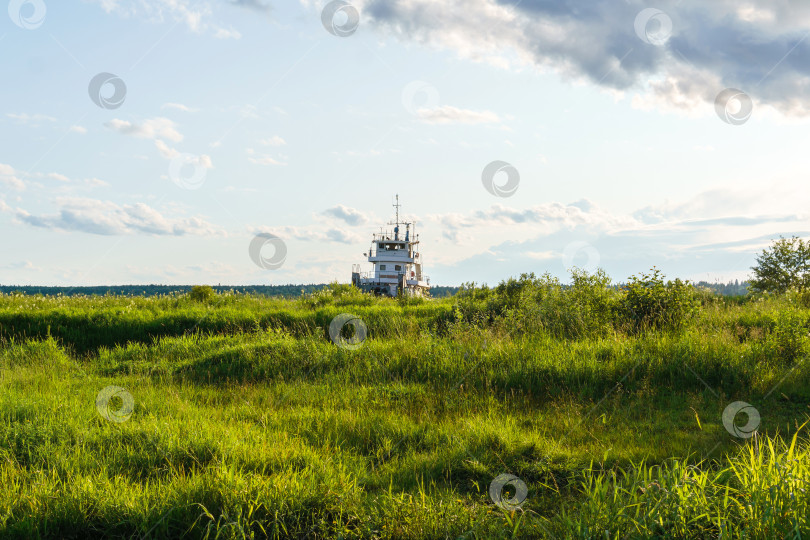 Скачать буксир в травяном море фотосток Ozero