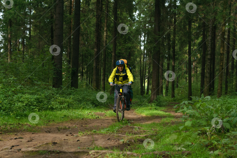 Скачать велосипедист в осеннем лесу фотосток Ozero