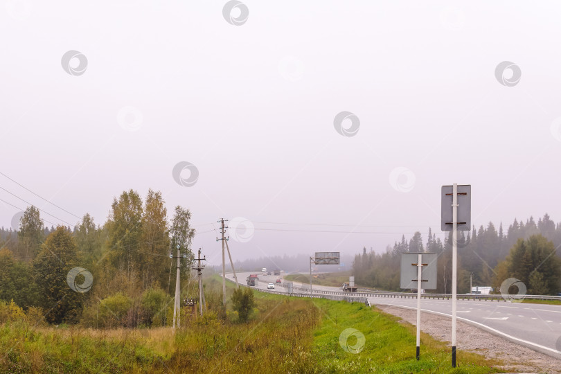 Скачать шоссе в осенней туманной местности фотосток Ozero