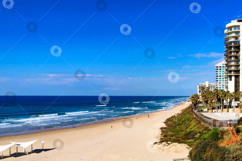 Скачать Пляж на побережье Средиземного моря фотосток Ozero