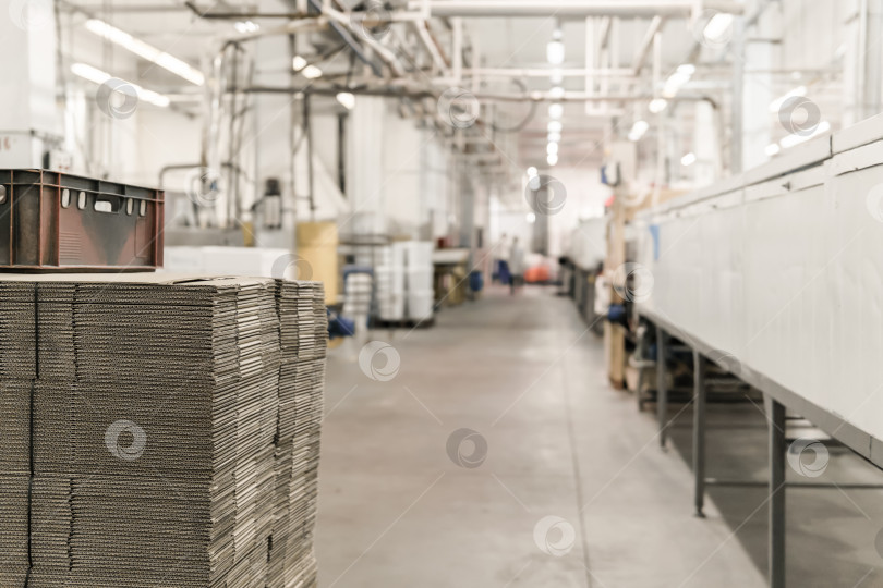 Скачать стопка картонных заготовок для коробок в цехе пищевой промышленности фотосток Ozero