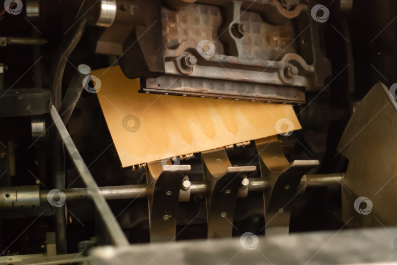 Скачать промышленная вафельница произвела готовый вафельный лист фотосток Ozero