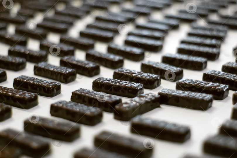 Скачать шоколадные конфеты на конвейере кондитерской фабрики clo фотосток Ozero