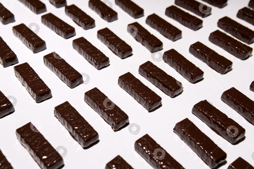Скачать шоколадные конфеты на конвейере кондитерской фабрики, чтобы фотосток Ozero